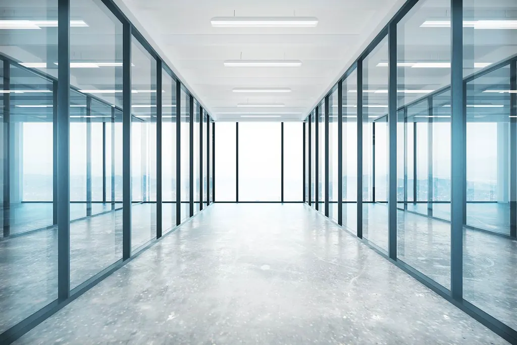 Oficinas con mamparas de vidrio y aluminio
