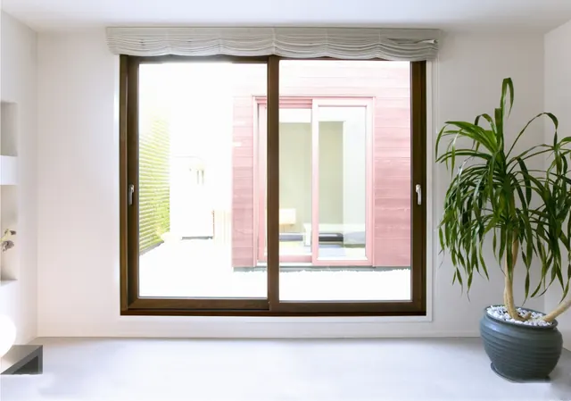 Corredera de PVC con acabado madera en un salón